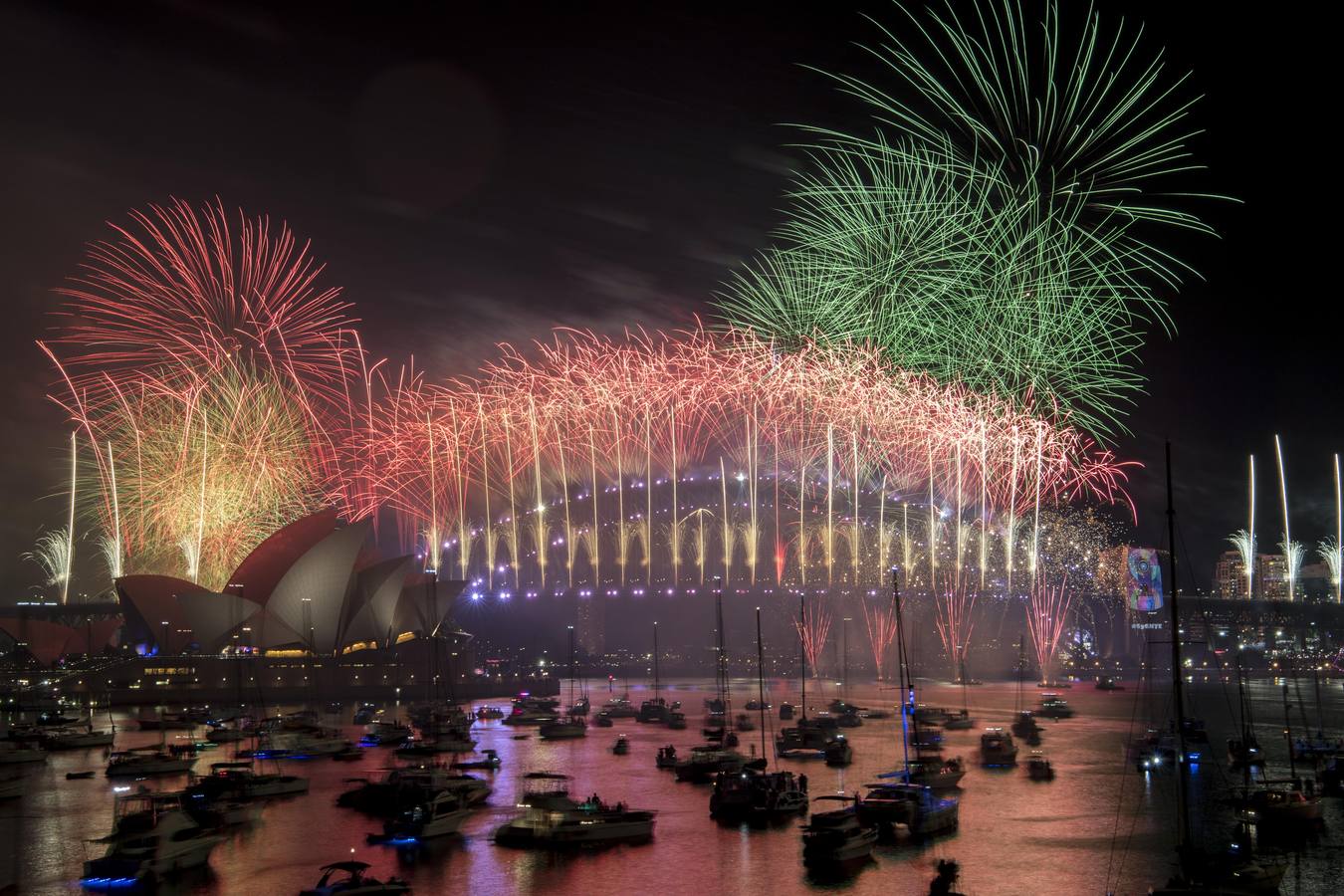 Sídney recibe el año nuevo con un gran espectáculo de fuegos artificiales sobre el puente de la bahía