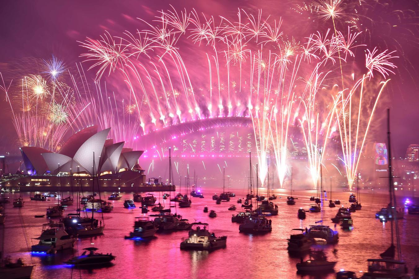 Sídney recibe el año nuevo con un gran espectáculo de fuegos artificiales sobre el puente de la bahía