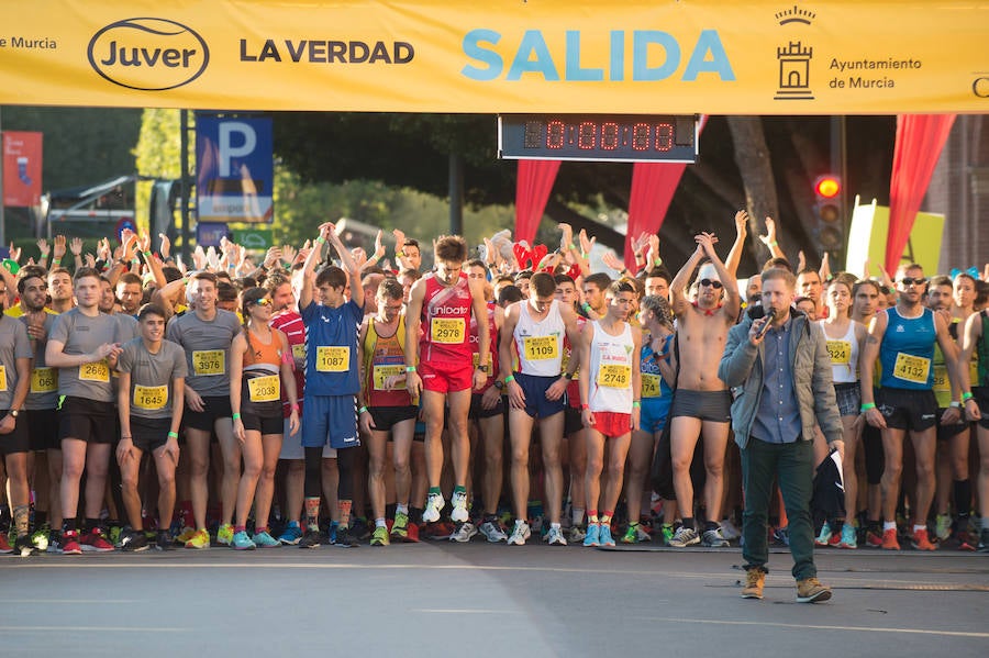 El deporte, los disfraces y el buen ambiente que reina en la San Silvestre tomaron el mando en la culminación perfecta del año para más de 4.500 corredores que estaban apuntados a la prueba de unos 6,5 kilómetros por el centro de la ciudad