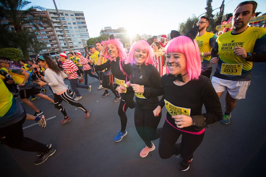 El deporte, los disfraces y el buen ambiente que reina en la San Silvestre tomaron el mando en la culminación perfecta del año para más de 4.500 corredores que estaban apuntados a la prueba de unos 6,5 kilómetros por el centro de la ciudad