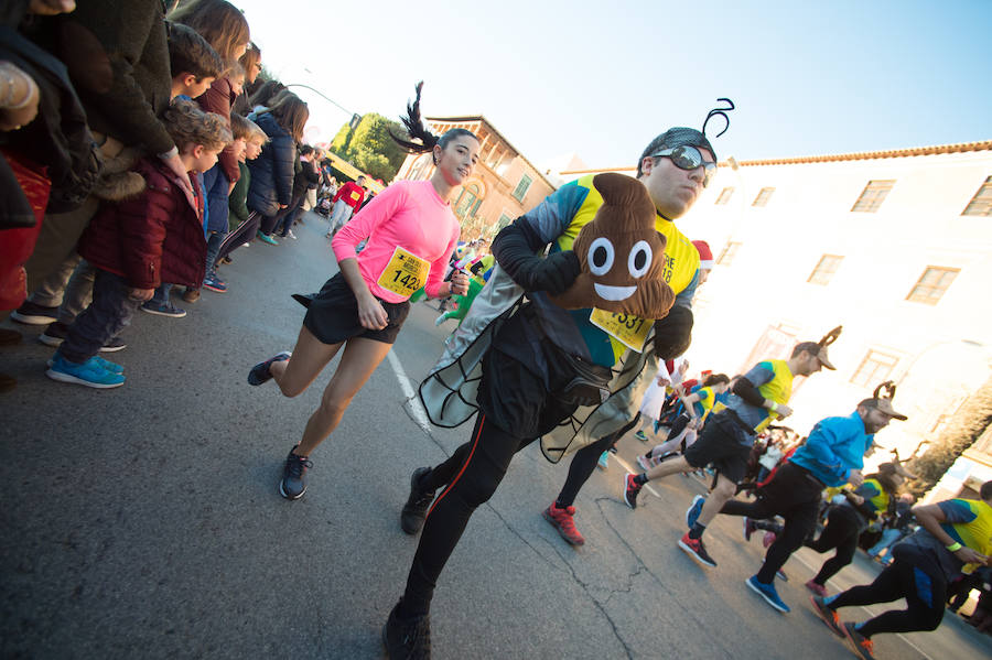 El deporte, los disfraces y el buen ambiente que reina en la San Silvestre tomaron el mando en la culminación perfecta del año para más de 4.500 corredores que estaban apuntados a la prueba de unos 6,5 kilómetros por el centro de la ciudad