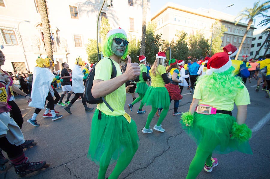 El deporte, los disfraces y el buen ambiente que reina en la San Silvestre tomaron el mando en la culminación perfecta del año para más de 4.500 corredores que estaban apuntados a la prueba de unos 6,5 kilómetros por el centro de la ciudad