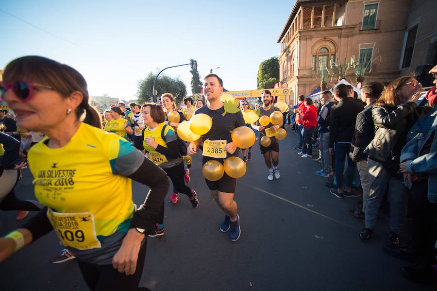 El deporte, los disfraces y el buen ambiente que reina en la San Silvestre tomaron el mando en la culminación perfecta del año para más de 4.500 corredores que estaban apuntados a la prueba de unos 6,5 kilómetros por el centro de la ciudad