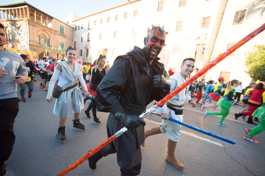 El deporte, los disfraces y el buen ambiente que reina en la San Silvestre tomaron el mando en la culminación perfecta del año para más de 4.500 corredores que estaban apuntados a la prueba de unos 6,5 kilómetros por el centro de la ciudad