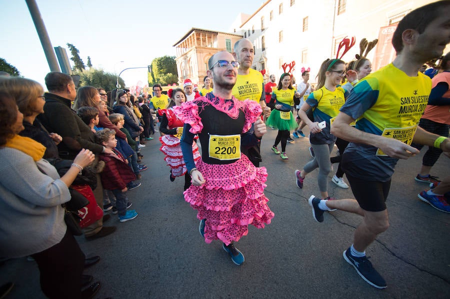 El deporte, los disfraces y el buen ambiente que reina en la San Silvestre tomaron el mando en la culminación perfecta del año para más de 4.500 corredores que estaban apuntados a la prueba de unos 6,5 kilómetros por el centro de la ciudad