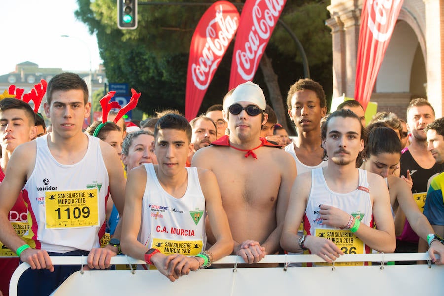 El deporte, los disfraces y el buen ambiente que reina en la San Silvestre tomaron el mando en la culminación perfecta del año para más de 4.500 corredores que estaban apuntados a la prueba de unos 6,5 kilómetros por el centro de la ciudad