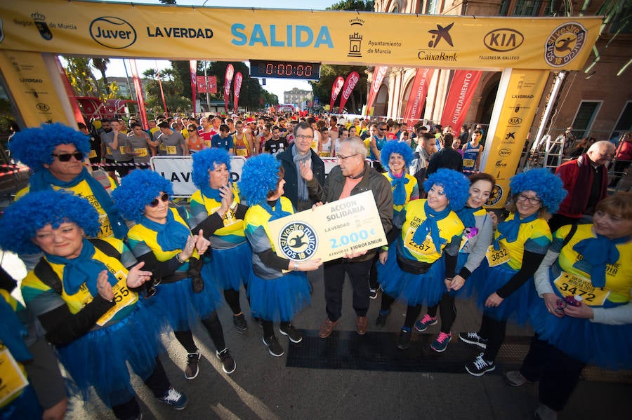 El deporte, los disfraces y el buen ambiente que reina en la San Silvestre tomaron el mando en la culminación perfecta del año para más de 4.500 corredores que estaban apuntados a la prueba de unos 6,5 kilómetros por el centro de la ciudad