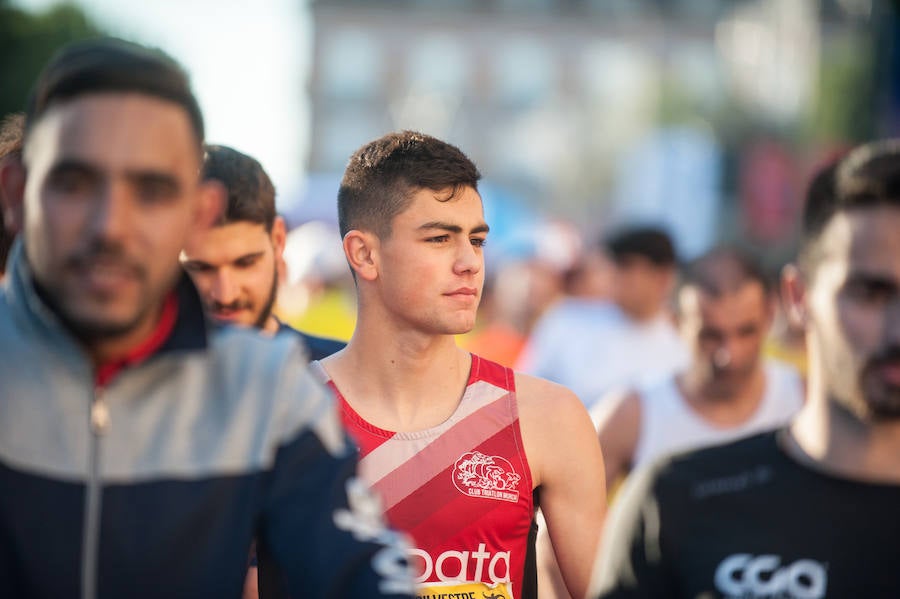 El deporte, los disfraces y el buen ambiente que reina en la San Silvestre tomaron el mando en la culminación perfecta del año para más de 4.500 corredores que estaban apuntados a la prueba de unos 6,5 kilómetros por el centro de la ciudad