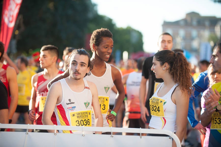 El deporte, los disfraces y el buen ambiente que reina en la San Silvestre tomaron el mando en la culminación perfecta del año para más de 4.500 corredores que estaban apuntados a la prueba de unos 6,5 kilómetros por el centro de la ciudad