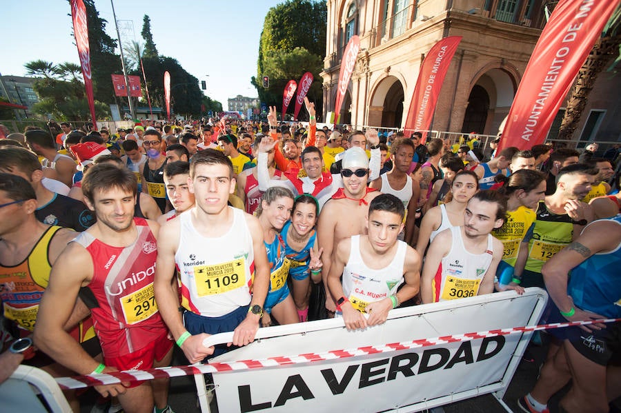 El deporte, los disfraces y el buen ambiente que reina en la San Silvestre tomaron el mando en la culminación perfecta del año para más de 4.500 corredores que estaban apuntados a la prueba de unos 6,5 kilómetros por el centro de la ciudad