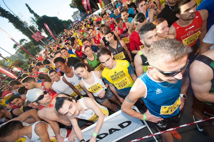 El deporte, los disfraces y el buen ambiente que reina en la San Silvestre tomaron el mando en la culminación perfecta del año para más de 4.500 corredores que estaban apuntados a la prueba de unos 6,5 kilómetros por el centro de la ciudad