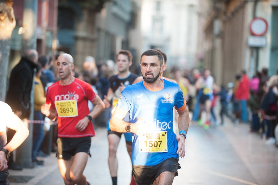 El deporte, los disfraces y el buen ambiente que reina en la San Silvestre tomaron el mando en la culminación perfecta del año para más de 4.500 corredores que estaban apuntados a la prueba de unos 6,5 kilómetros por el centro de la ciudad