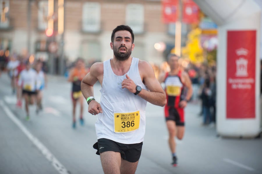 El deporte, los disfraces y el buen ambiente que reina en la San Silvestre tomaron el mando en la culminación perfecta del año para más de 4.500 corredores que estaban apuntados a la prueba de unos 6,5 kilómetros por el centro de la ciudad