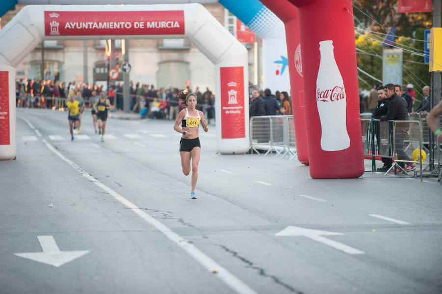 El deporte, los disfraces y el buen ambiente que reina en la San Silvestre tomaron el mando en la culminación perfecta del año para más de 4.500 corredores que estaban apuntados a la prueba de unos 6,5 kilómetros por el centro de la ciudad