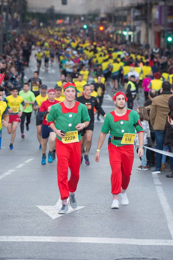 El deporte, los disfraces y el buen ambiente que reina en la San Silvestre tomaron el mando en la culminación perfecta del año para más de 4.500 corredores que estaban apuntados a la prueba de unos 6,5 kilómetros por el centro de la ciudad