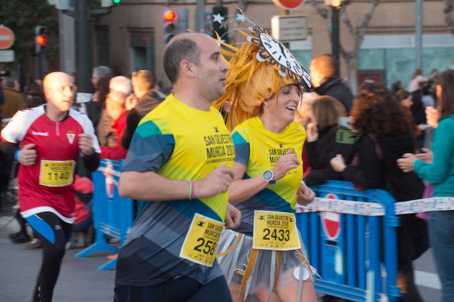 El deporte, los disfraces y el buen ambiente que reina en la San Silvestre tomaron el mando en la culminación perfecta del año para más de 4.500 corredores que estaban apuntados a la prueba de unos 6,5 kilómetros por el centro de la ciudad