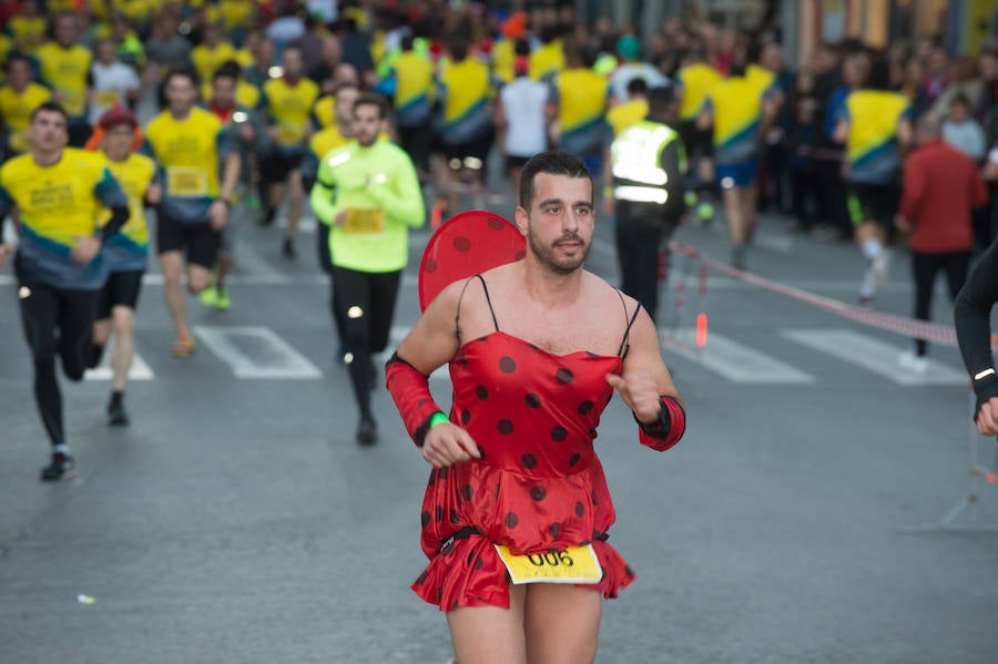 El deporte, los disfraces y el buen ambiente que reina en la San Silvestre tomaron el mando en la culminación perfecta del año para más de 4.500 corredores que estaban apuntados a la prueba de unos 6,5 kilómetros por el centro de la ciudad