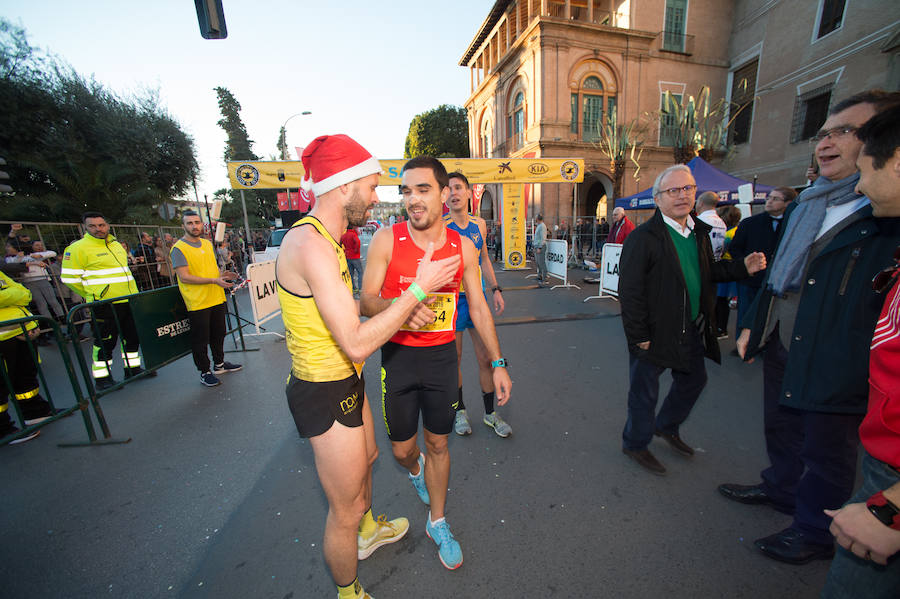 El deporte, los disfraces y el buen ambiente que reina en la San Silvestre tomaron el mando en la culminación perfecta del año para más de 4.500 corredores que estaban apuntados a la prueba de unos 6,5 kilómetros por el centro de la ciudad