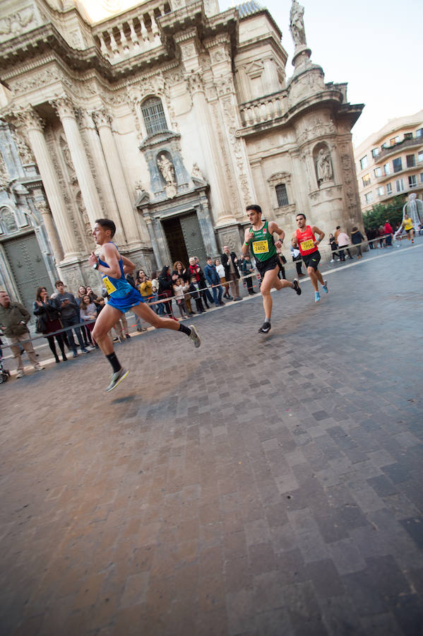 El deporte, los disfraces y el buen ambiente que reina en la San Silvestre tomaron el mando en la culminación perfecta del año para más de 4.500 corredores que estaban apuntados a la prueba de unos 6,5 kilómetros por el centro de la ciudad