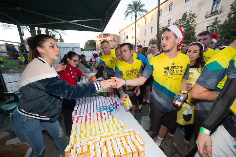 El deporte, los disfraces y el buen ambiente que reina en la San Silvestre tomaron el mando en la culminación perfecta del año para más de 4.500 corredores que estaban apuntados a la prueba de unos 6,5 kilómetros por el centro de la ciudad