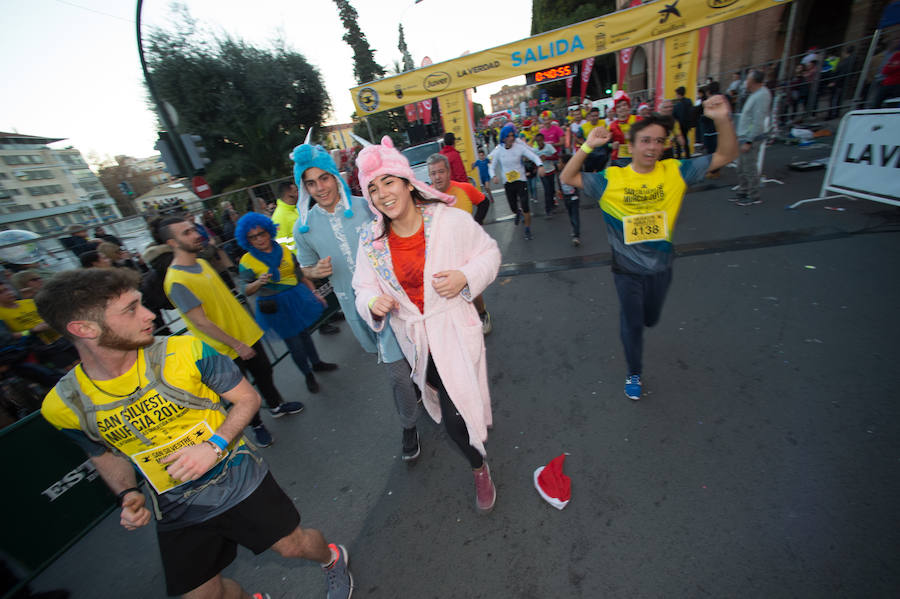 El deporte, los disfraces y el buen ambiente que reina en la San Silvestre tomaron el mando en la culminación perfecta del año para más de 4.500 corredores que estaban apuntados a la prueba de unos 6,5 kilómetros por el centro de la ciudad