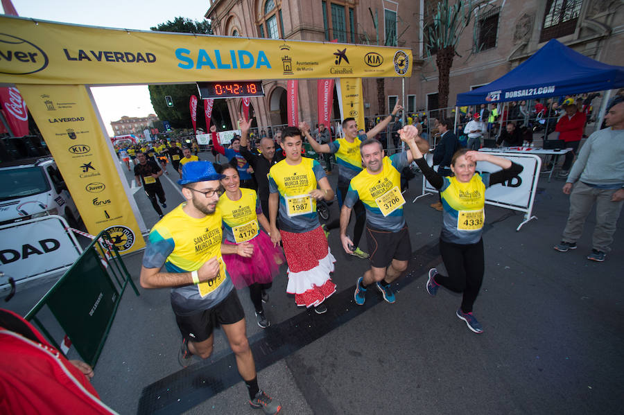 El deporte, los disfraces y el buen ambiente que reina en la San Silvestre tomaron el mando en la culminación perfecta del año para más de 4.500 corredores que estaban apuntados a la prueba de unos 6,5 kilómetros por el centro de la ciudad