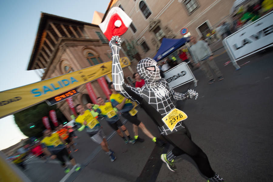 El deporte, los disfraces y el buen ambiente que reina en la San Silvestre tomaron el mando en la culminación perfecta del año para más de 4.500 corredores que estaban apuntados a la prueba de unos 6,5 kilómetros por el centro de la ciudad