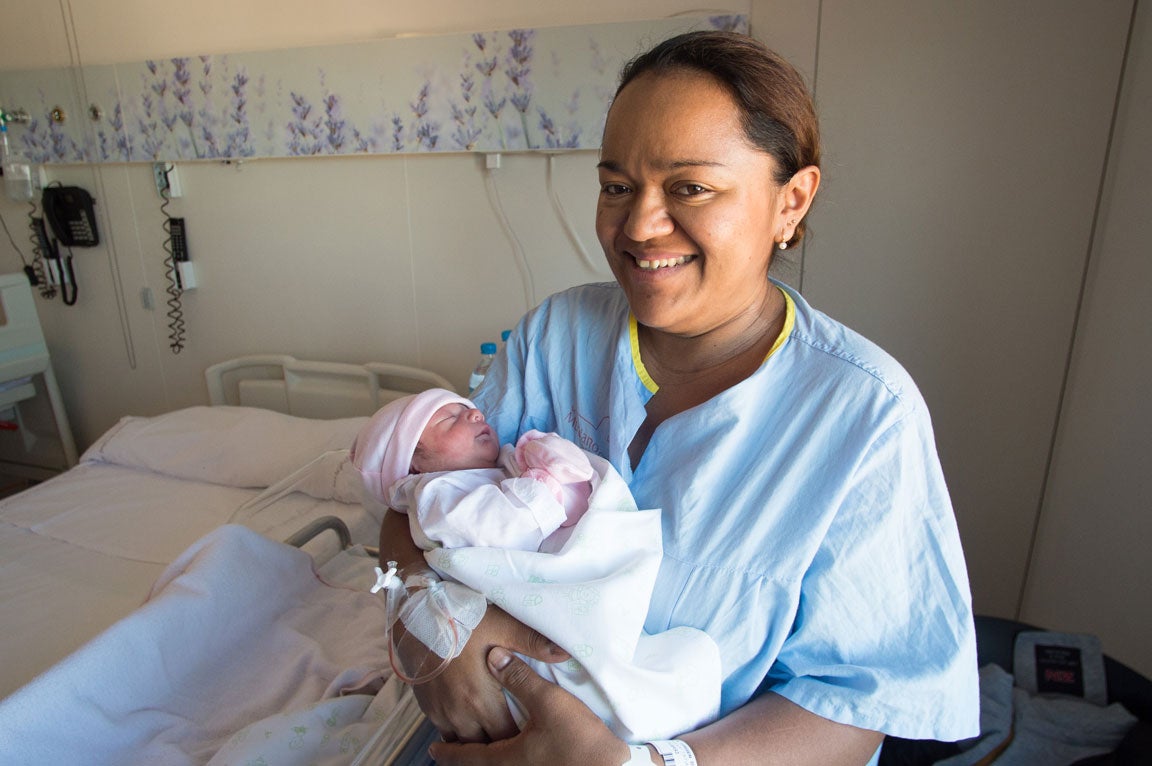 La pequeña Alejandra descansa en los brazos de su madre. 