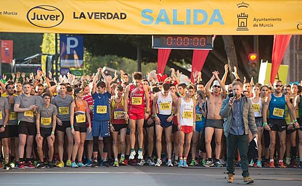 Los corredores se preparan para correr la San Silvestre de Murcia 2018
