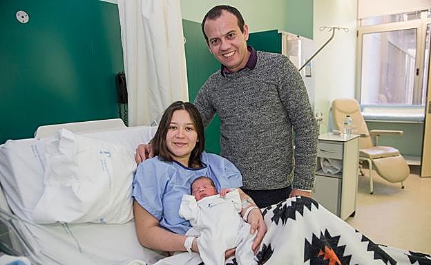 El bebé Jorge Luan Villalba Sosa junto a sus padres Lisandri y Jorge, este martes, en el hospital Santa Lucía de Cartagena.