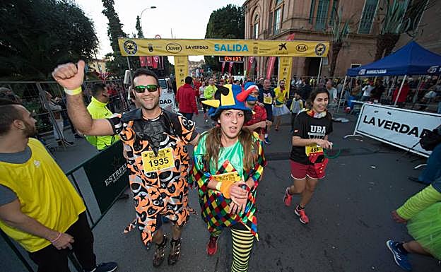 Deporte, disfraces y buen ambiente en la San Silvestre de Murcia