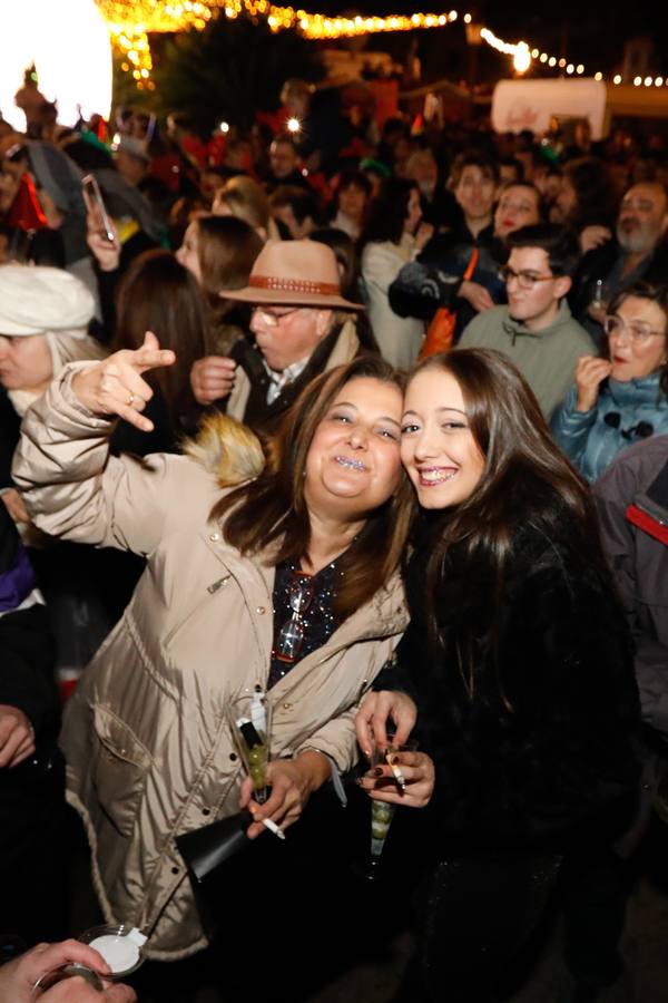 Tras las campanadas de la Glorieta, los murcianos celebraron el fin del año con sus mejores galas y buenos deseos. 