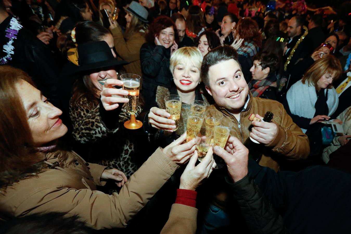 Tras las campanadas de la Glorieta, los murcianos celebraron el fin del año con sus mejores galas y buenos deseos. 