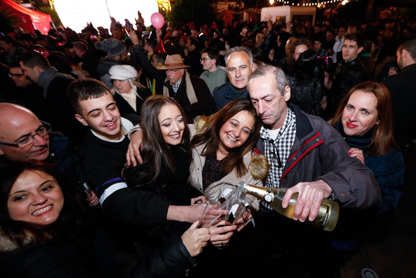 Tras las campanadas de la Glorieta, los murcianos celebraron el fin del año con sus mejores galas y buenos deseos. 