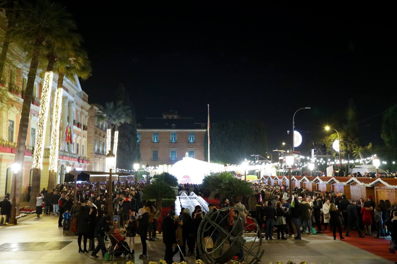 Tras las campanadas de la Glorieta, los murcianos celebraron el fin del año con sus mejores galas y buenos deseos. 