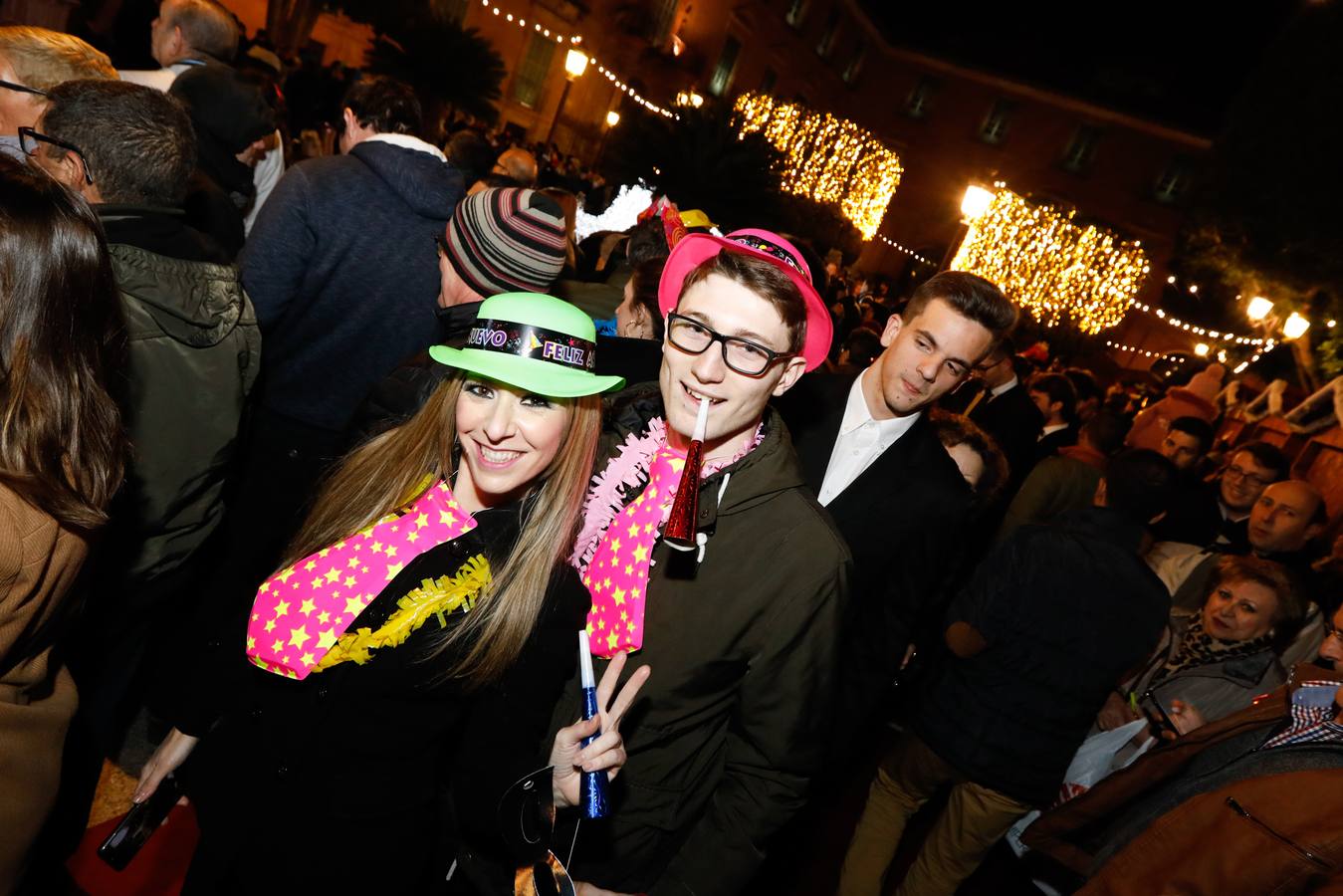 Tras las campanadas de la Glorieta, los murcianos celebraron el fin del año con sus mejores galas y buenos deseos. 