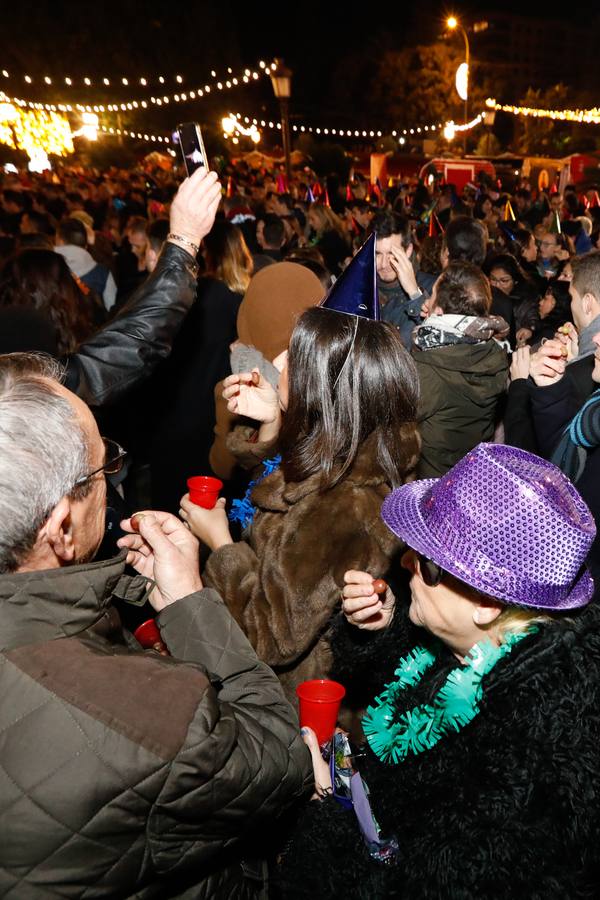 Tras las campanadas de la Glorieta, los murcianos celebraron el fin del año con sus mejores galas y buenos deseos. 