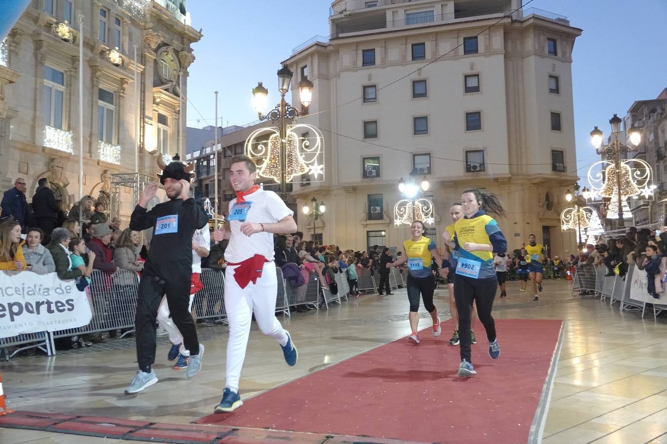 En la carrera más divertida del año no podían faltar los disfraces más simpáticos.