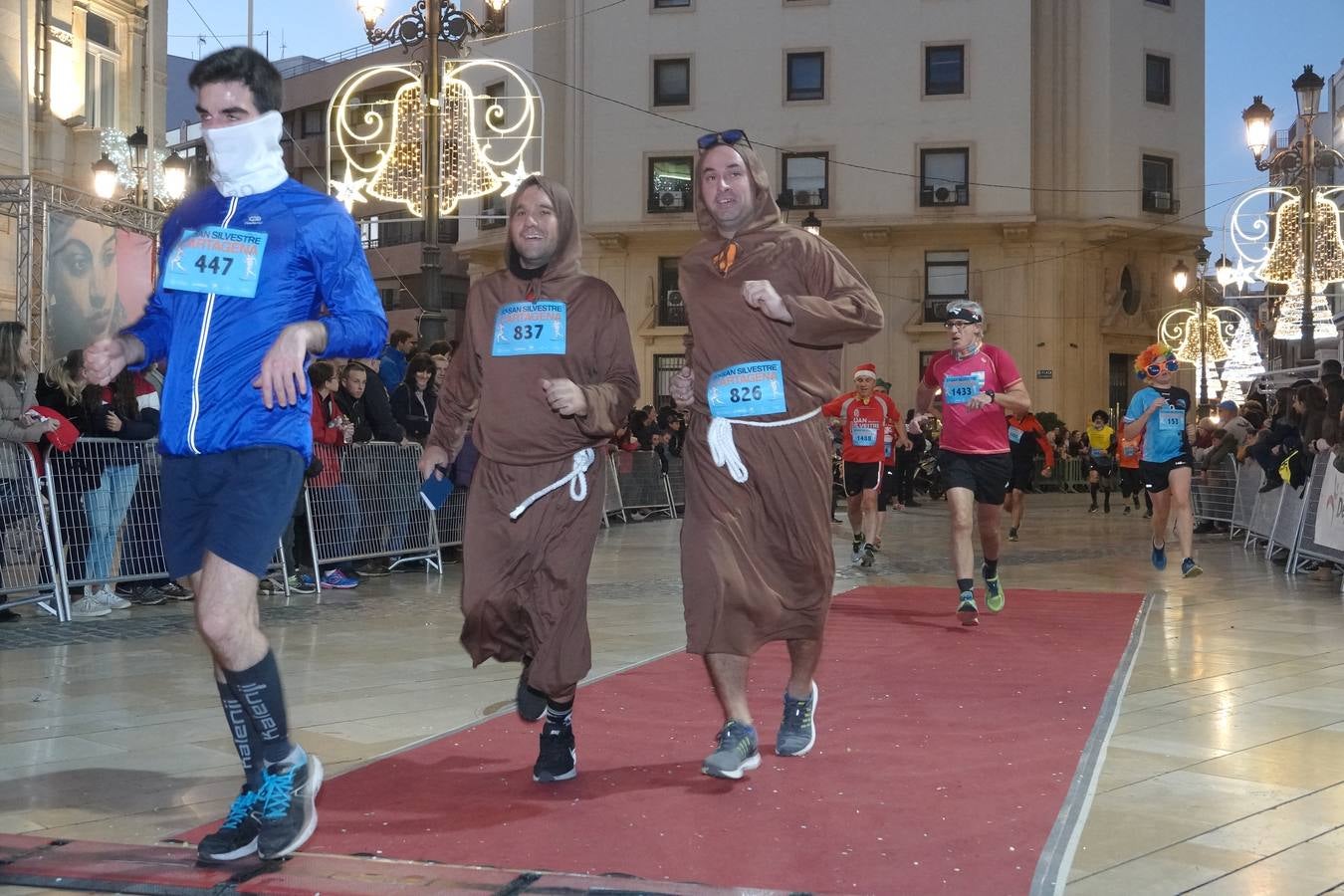 En la carrera más divertida del año no podían faltar los disfraces más simpáticos.