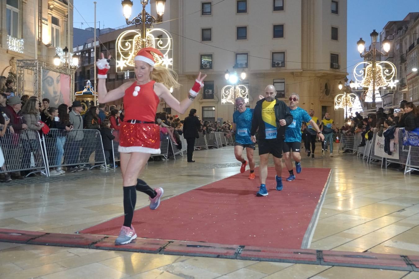 En la carrera más divertida del año no podían faltar los disfraces más simpáticos.