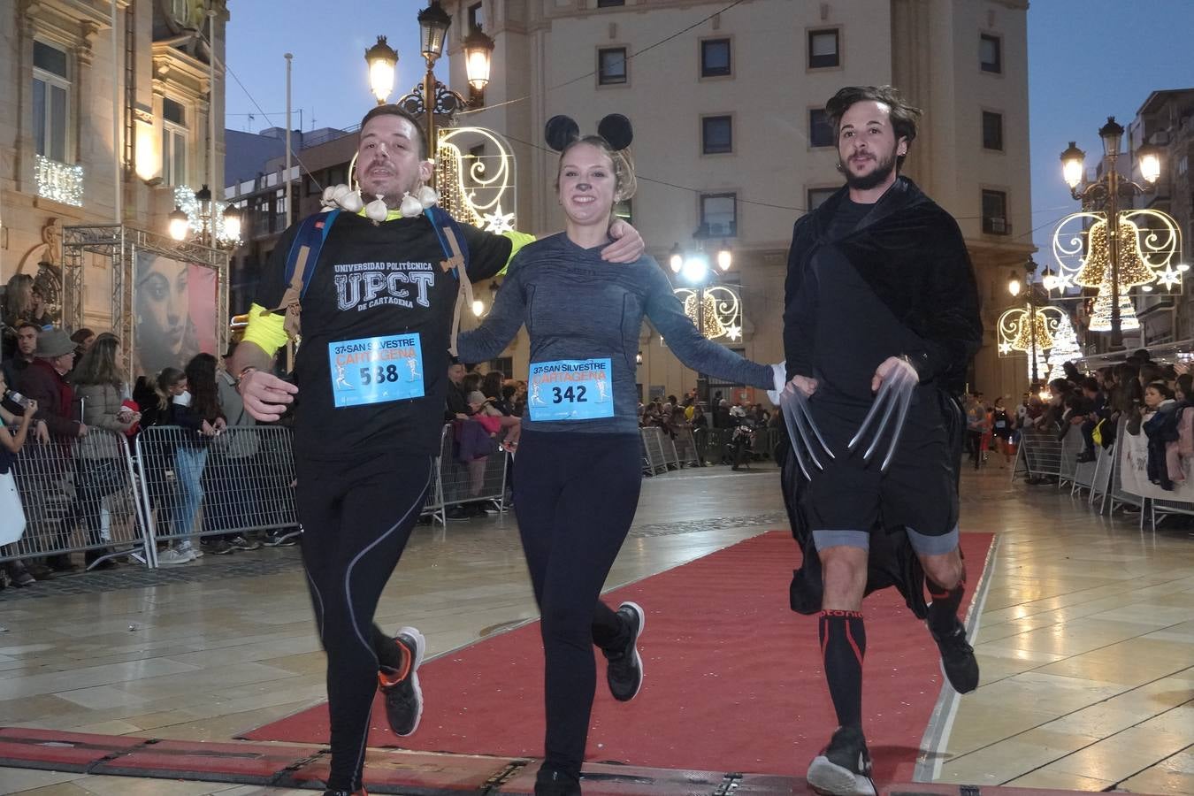 En la carrera más divertida del año no podían faltar los disfraces más simpáticos.