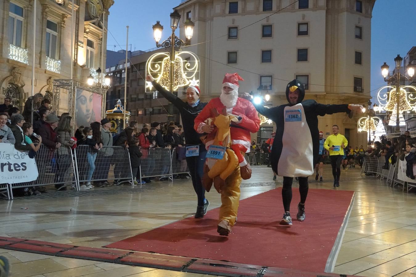 En la carrera más divertida del año no podían faltar los disfraces más simpáticos.