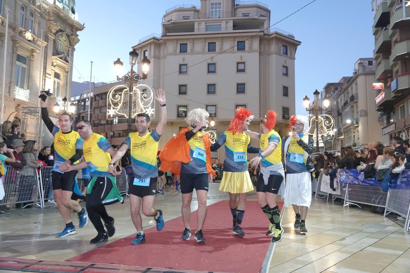 En la carrera más divertida del año no podían faltar los disfraces más simpáticos.