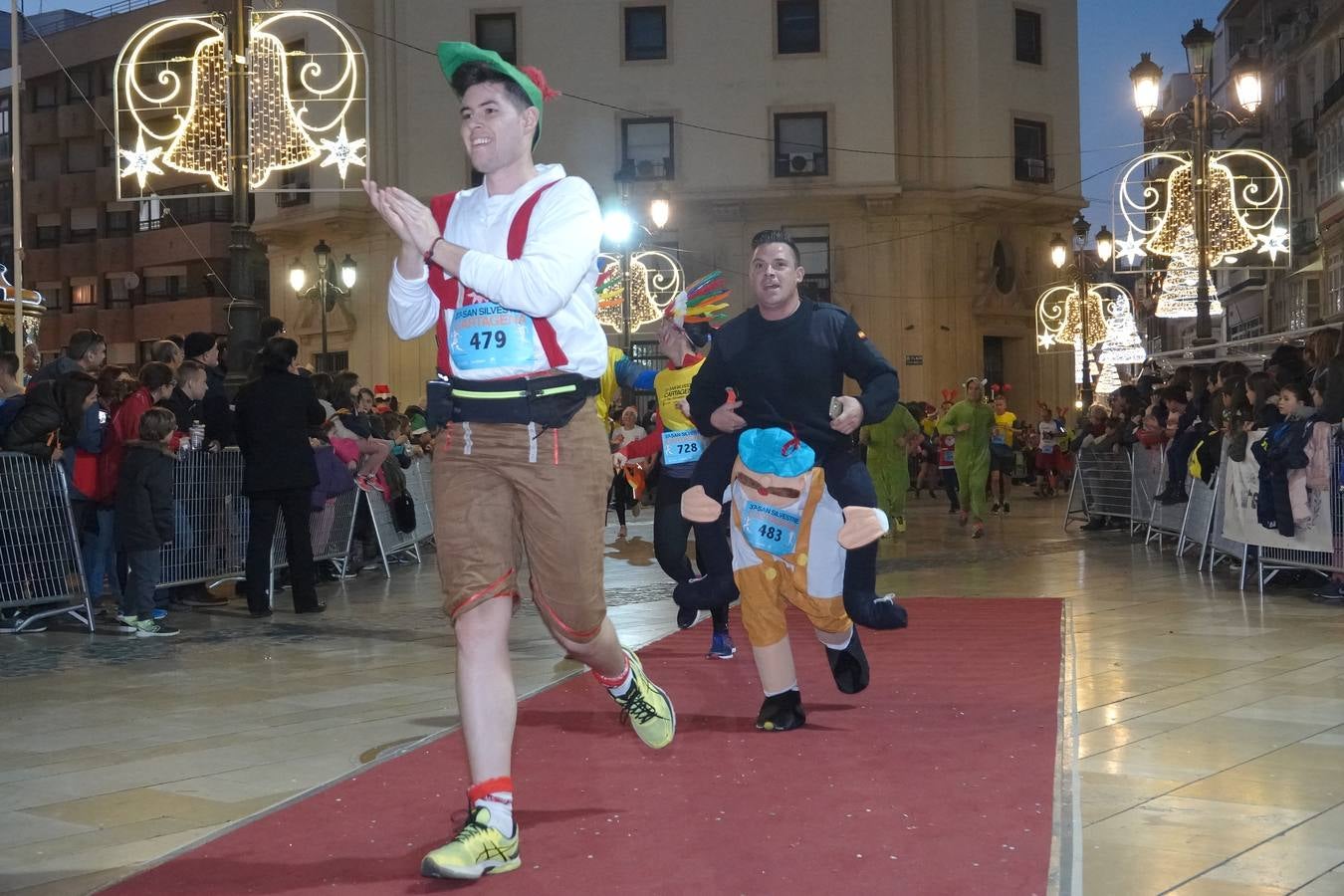 En la carrera más divertida del año no podían faltar los disfraces más simpáticos.