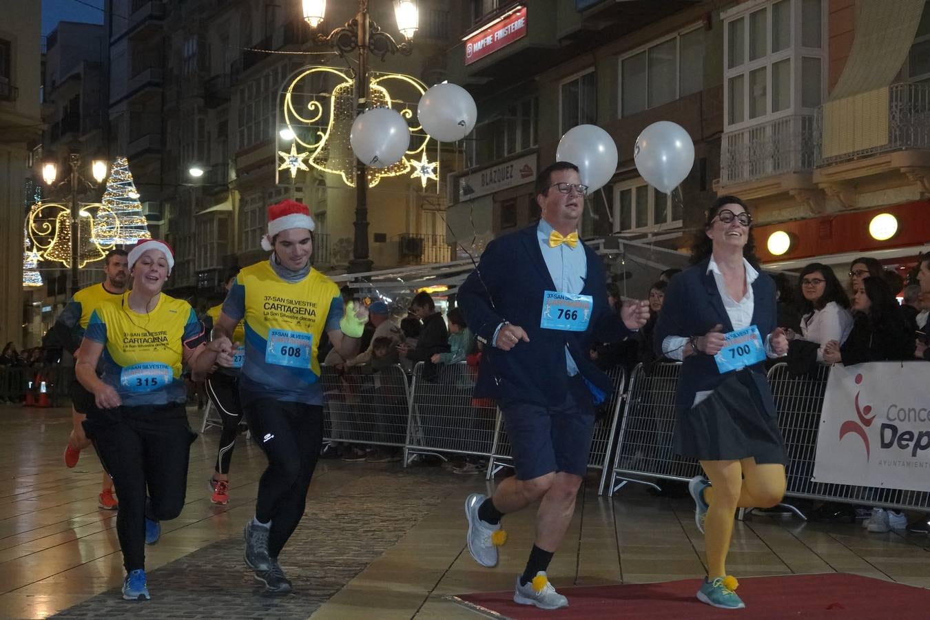 En la carrera más divertida del año no podían faltar los disfraces más simpáticos.