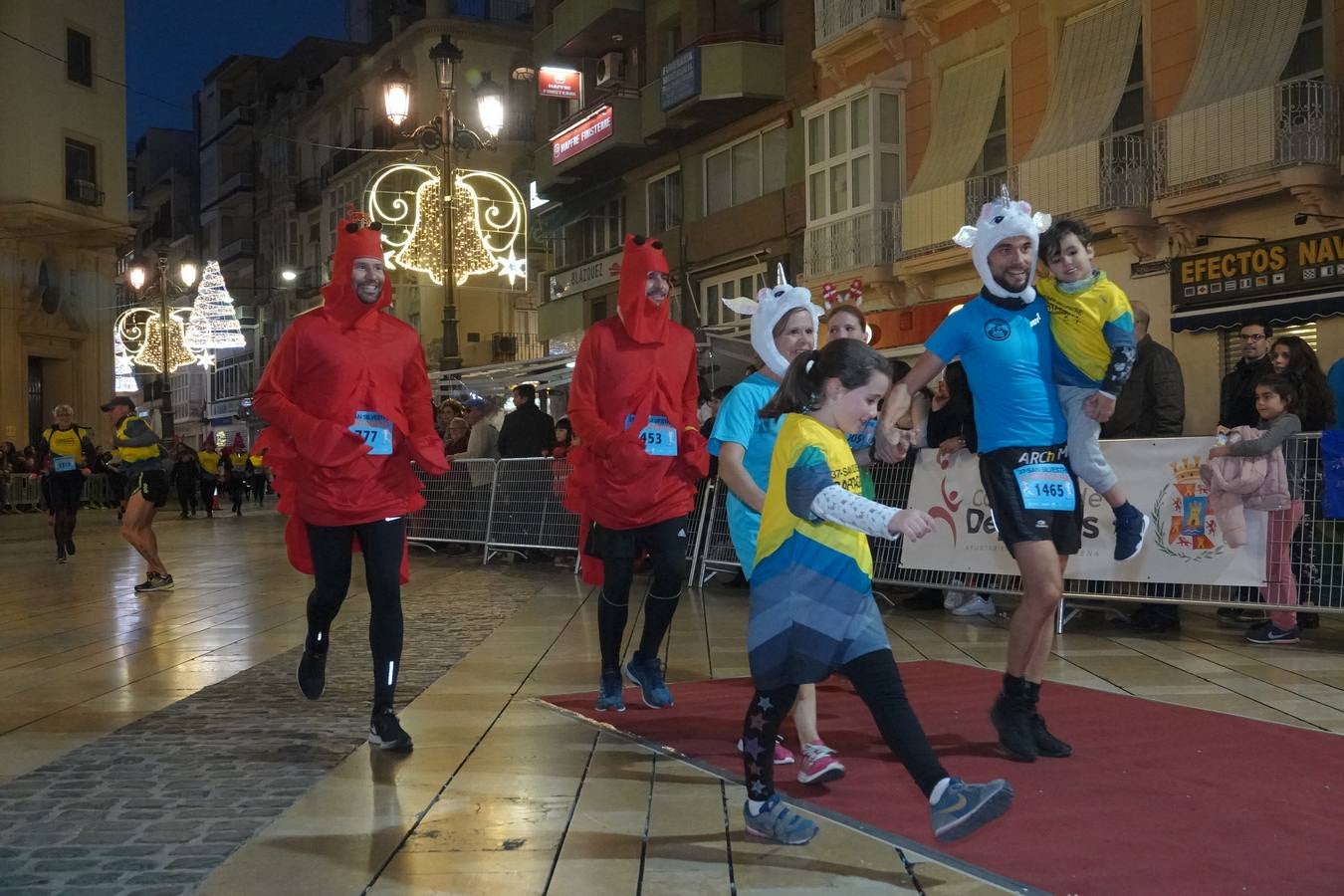 En la carrera más divertida del año no podían faltar los disfraces más simpáticos.