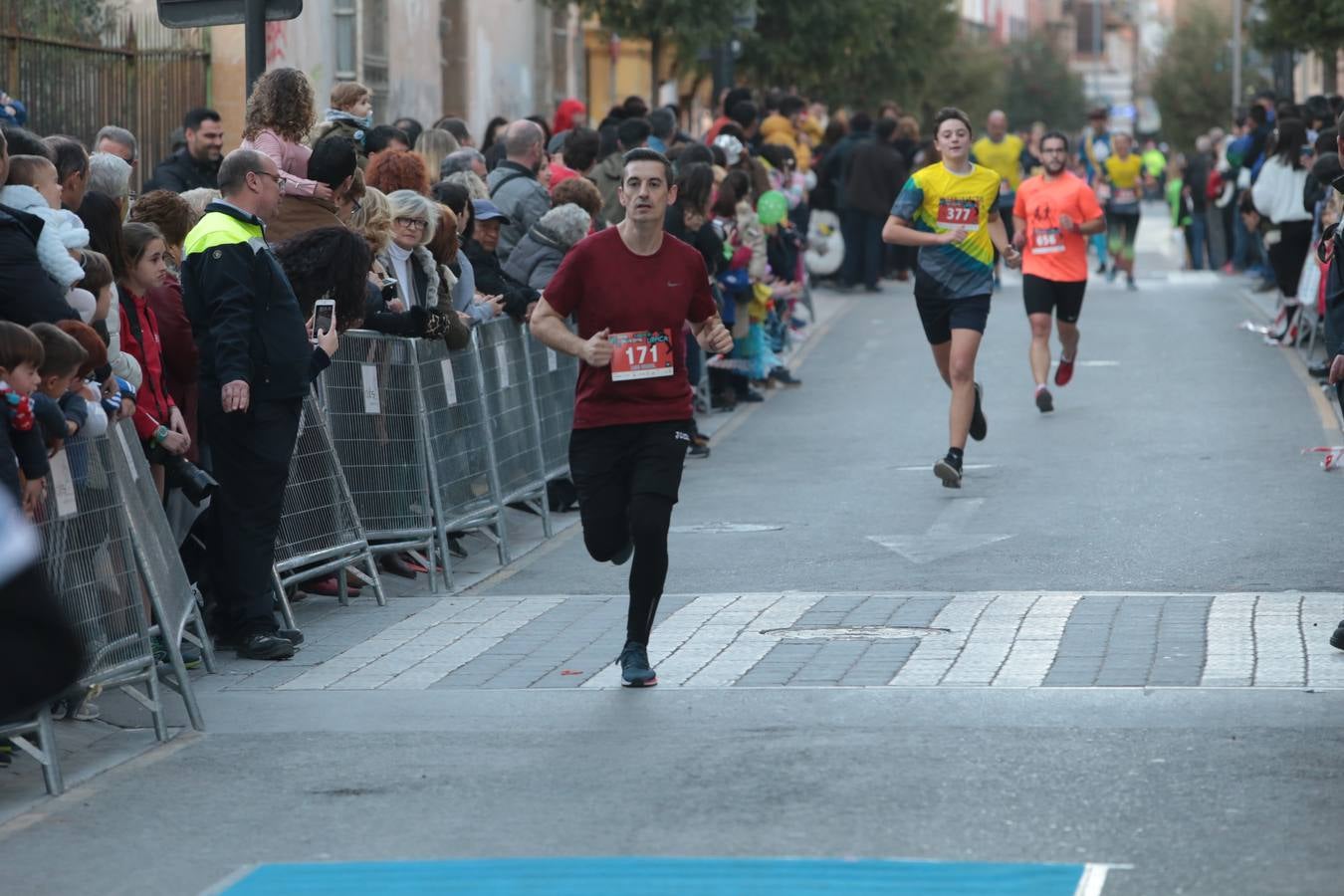 Casi un millar de corredores despiden el año disfrutando del deporte en la Ciudad del Sol por una buena causa