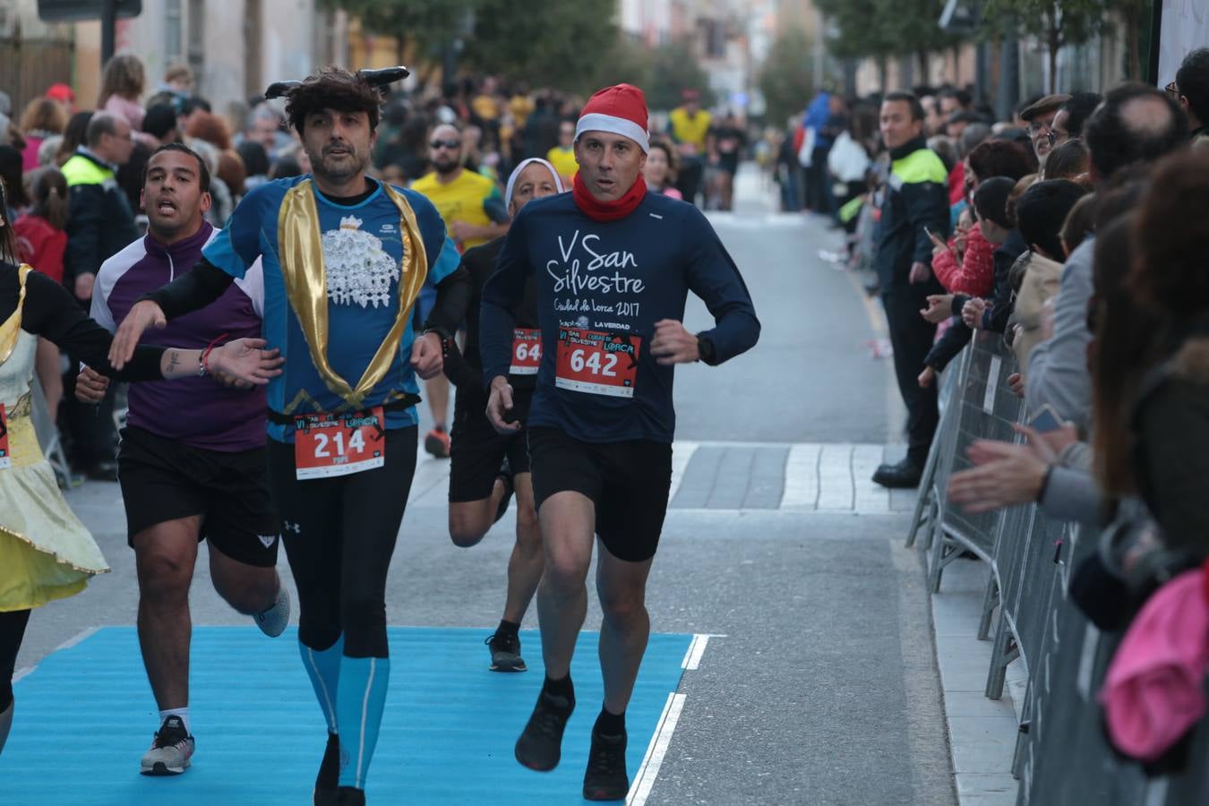 Casi un millar de corredores despiden el año disfrutando del deporte en la Ciudad del Sol por una buena causa