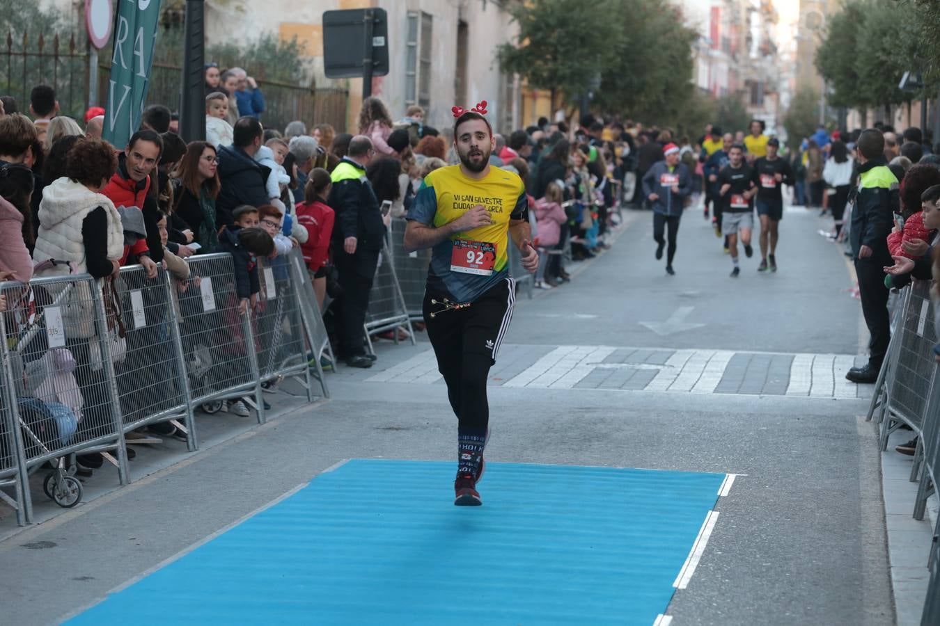 Casi un millar de corredores despiden el año disfrutando del deporte en la Ciudad del Sol por una buena causa