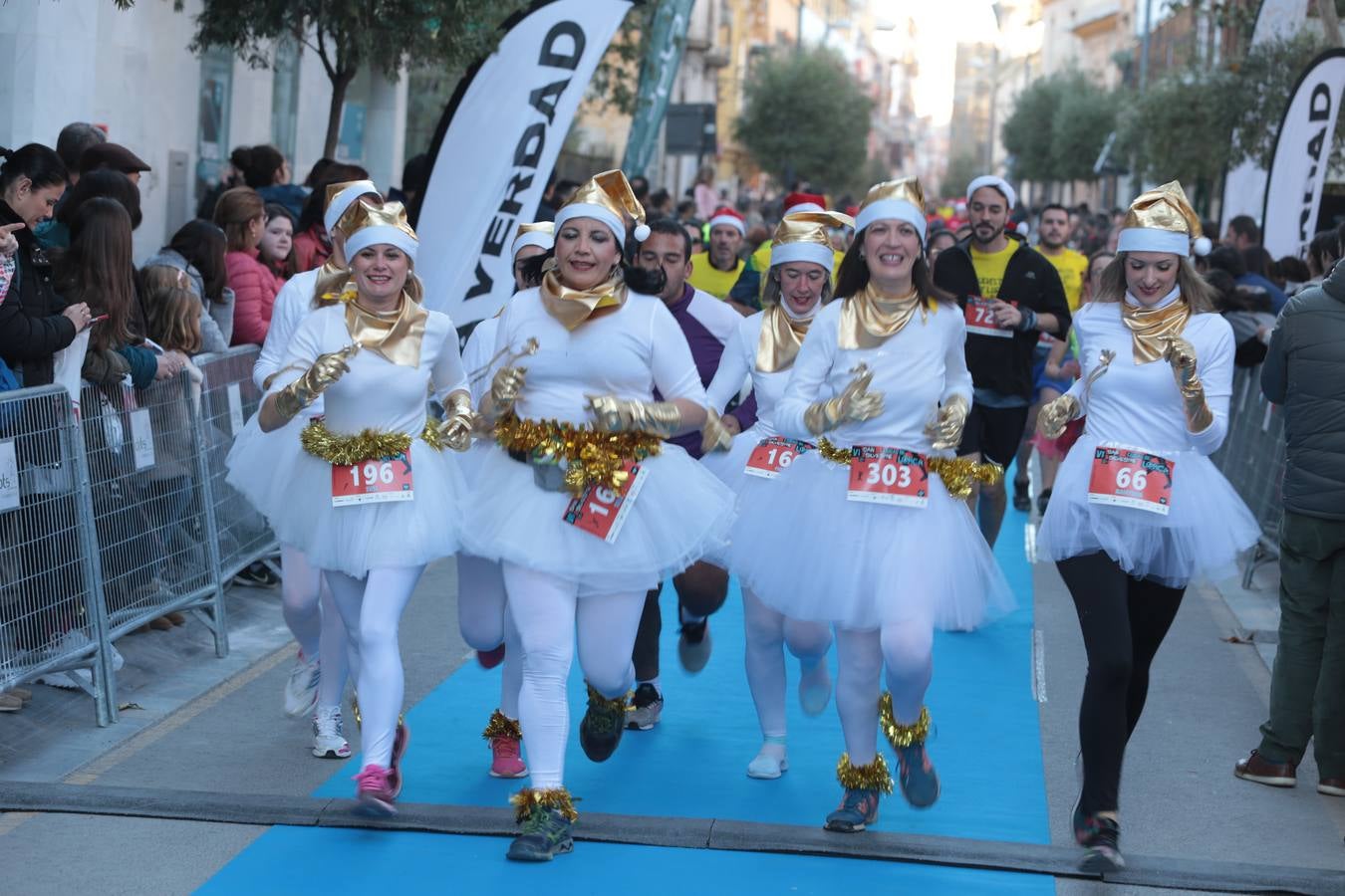 Casi un millar de corredores despiden el año disfrutando del deporte en la Ciudad del Sol por una buena causa